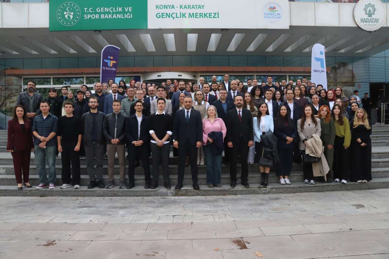 Konya’da gençlerin geleceği için 20 masa kuruldu, iş hayatından beklentileri konuşuldu 7
